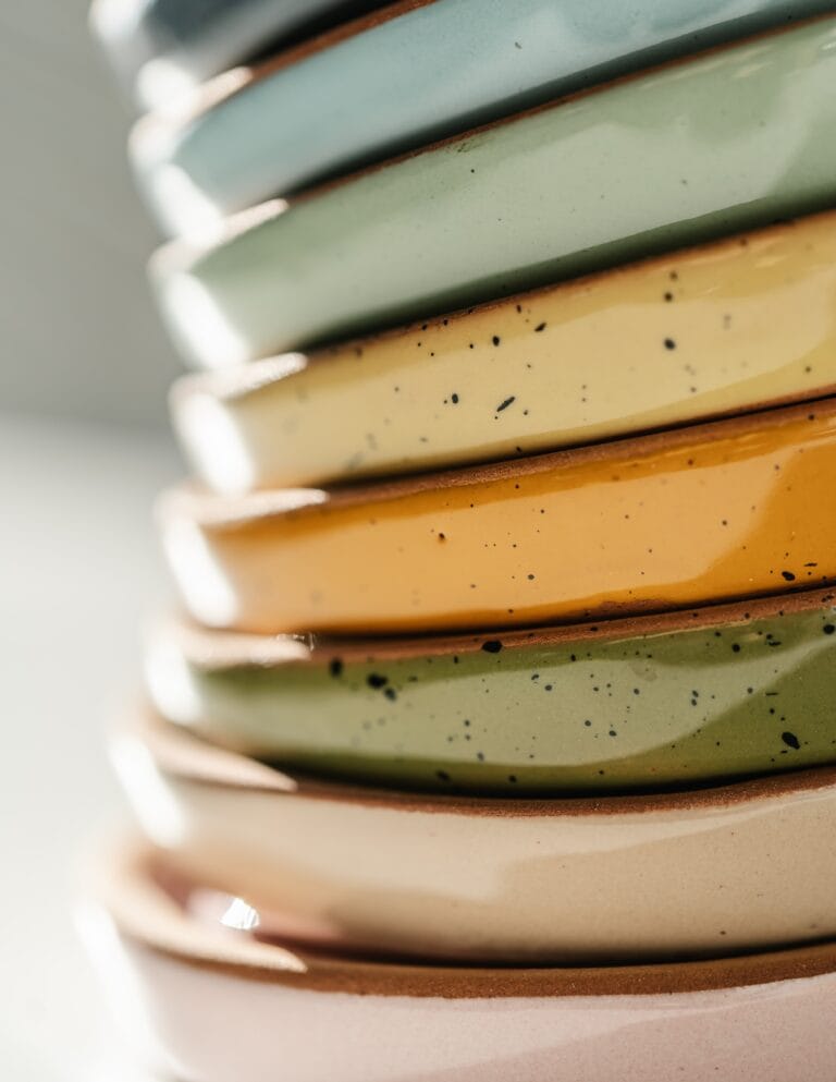 Assiettes en grés empilées